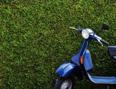 En blå moped