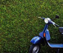 En blå moped