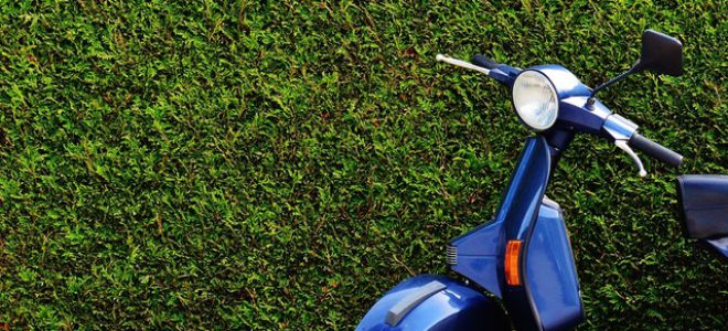 En blå moped