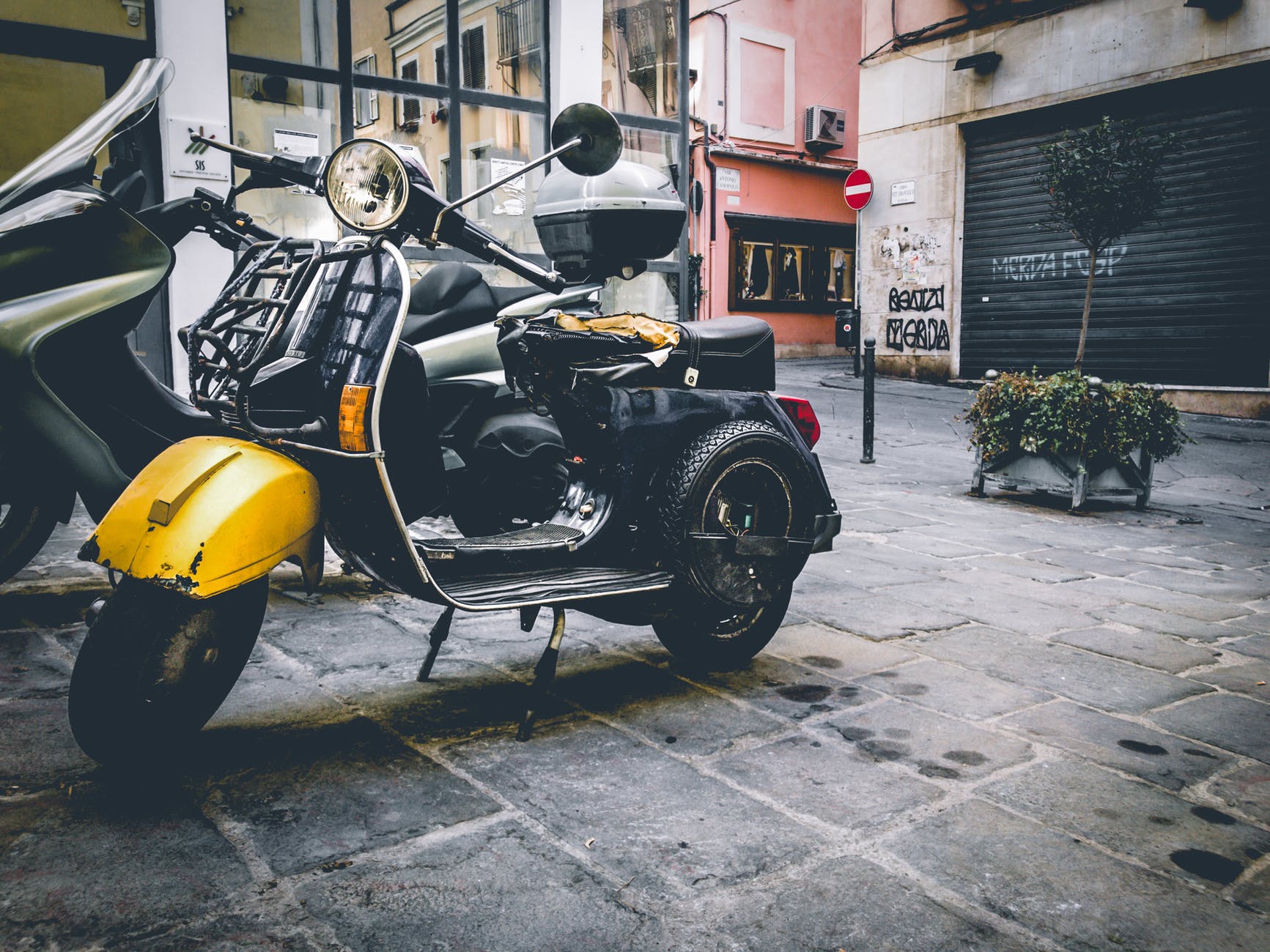 En modern moped