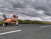 En moped på en landsväg