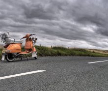 En moped på en landsväg