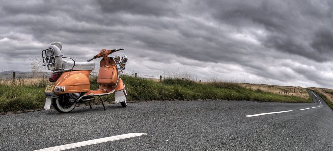 En moped på en landsväg